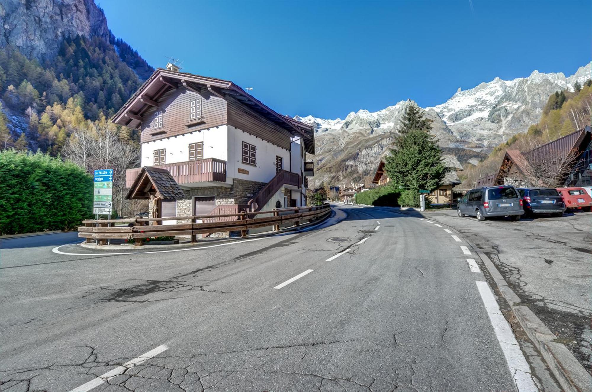 Casa Entreves - Ristrutturata Con Parcheggio Courmayeur Exterior photo