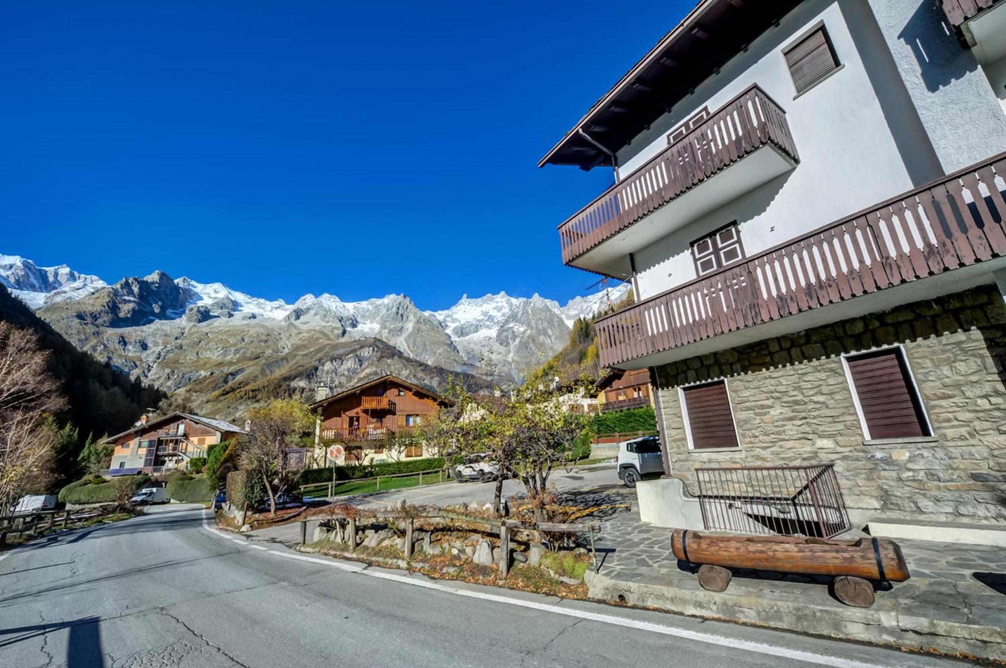 Casa Entreves - Ristrutturata Con Parcheggio Courmayeur Exterior photo