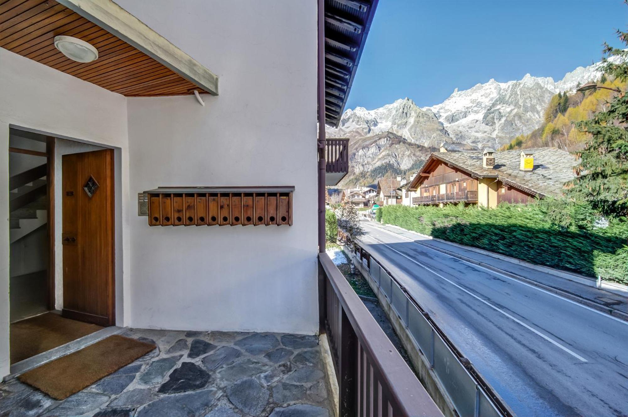 Casa Entreves - Ristrutturata Con Parcheggio Courmayeur Exterior photo