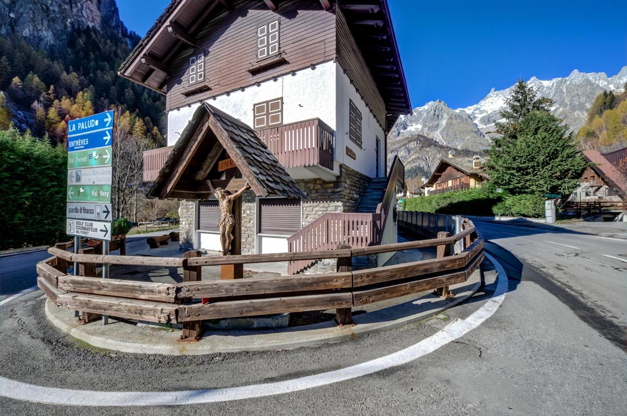 Casa Entreves - Ristrutturata Con Parcheggio Courmayeur Exterior photo